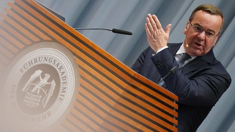 Bundesverteidigungsminister Boris Pistorius am Rednerpult der Führungsakademie der Bundeswehr