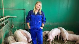 Betriebsleiterin Christina Lackermeier ist auch Agrarscout und zeigt Schulkindern ihren Schweinestall. | Bild:BR/Christine Schneider