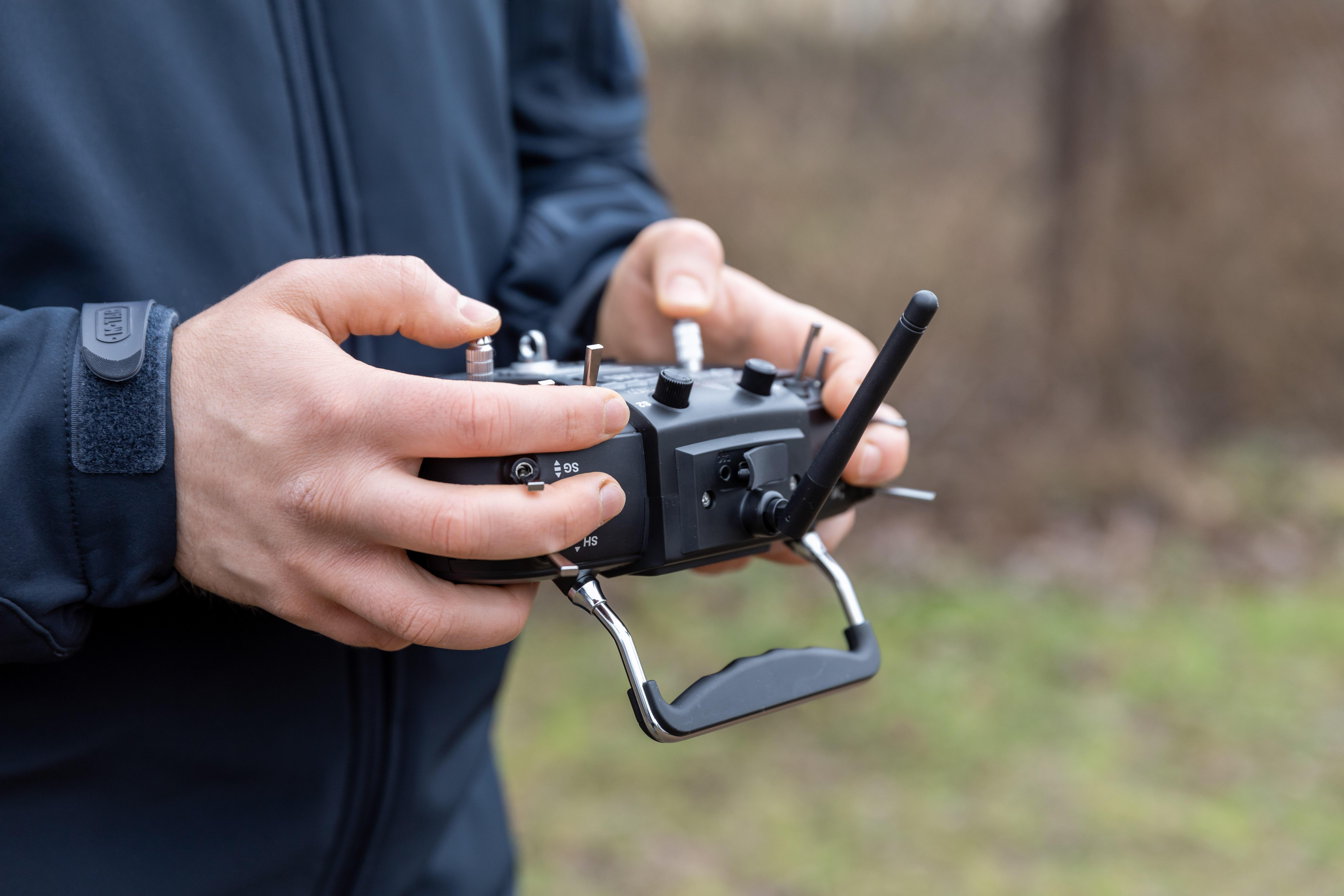 Symbolbild: Steuerung einer bewaffneten Drohne