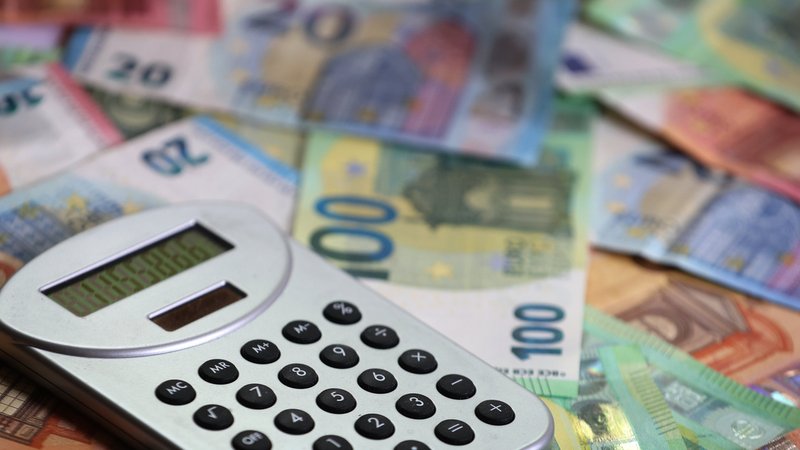 Auf dem Bild ist ein Taschenrechner zu sehen, der auf Euro-Scheinen liegt. | Bild: dpa-Bildfunk Auf dem Bild ist ein Taschenrechner zu sehen, der auf Euro-Scheinen liegt.