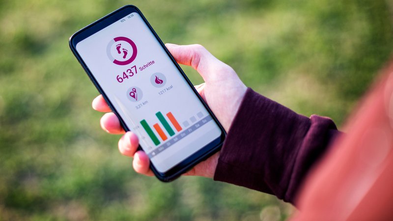Eine Hand hält ein Handy, auf dem die Schrittanzahl zu lesen ist | Bild: picture alliance / Westend61 | Maria Maar Eine Hand hält ein Handy, auf dem die Schrittanzahl zu lesen ist