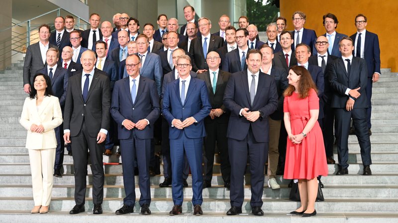 Investitionsgipfel "Made for Germany" im Kanzleramt: Gruppenfoto mit Vertretern mehrerer deutscher Unternehmen | Bild: picture alliance/dpa | Katharina Kausche Investitionsgipfel "Made for Germany" im Kanzleramt: Gruppenfoto mit Vertretern mehrerer deutscher Unternehmen