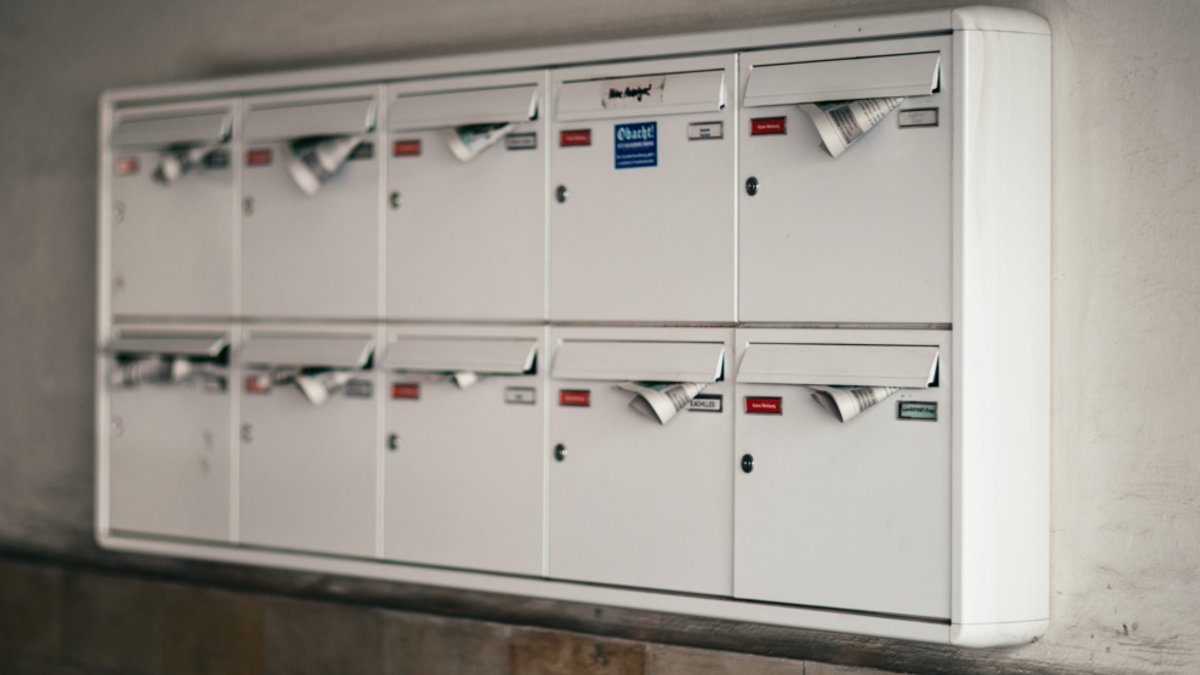 Briefkästen in einem Mehrfamilienhaus
