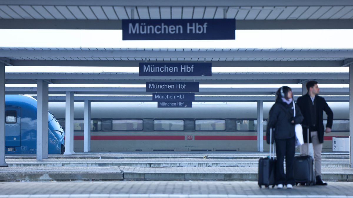 Menschen auf dem Bahngleis in München