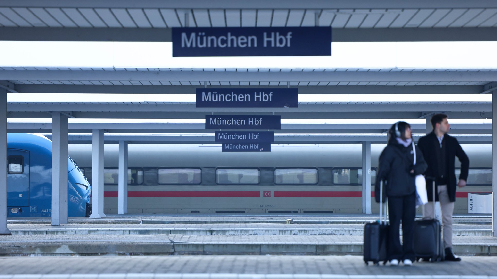 Menschen auf dem Bahngleis in München