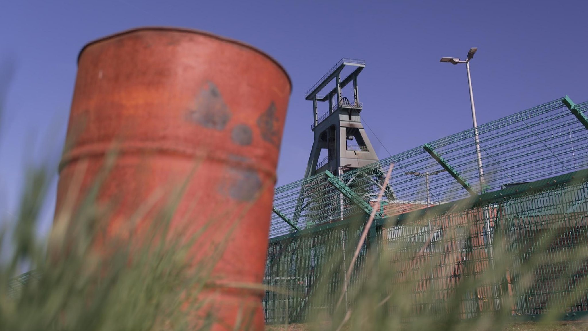 Ein rostiges Fass mit Atomzeichen steht am Gelände des Schacht "Konrad" | Bild: Karl-Jakob Schultz/Novofilm GmbH für NDR Ein rostiges Fass mit Atomzeichen steht am Gelände des Schacht "Konrad"