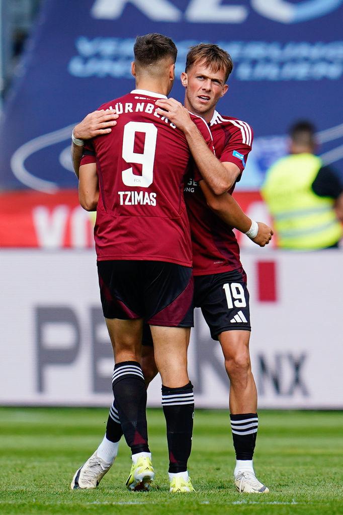 25.08.2024, Hessen, Darmstadt: Fußball: 2. Bundesliga, Darmstadt 98 - 1. FC Nürnberg, 3. Spieltag, Merck-Stadion am Böllenfalltor. Nürnbergs Torschütze Michal Sevcik (r) jubelt mit Nürnbergs Stefanos Tzimas über das Tor zum 1:1. Foto: Uwe Anspach/dpa - WICHTIGER HINWEIS: Gemäß den Vorgaben der DFL Deutsche Fußball Liga bzw. des DFB Deutscher Fußball-Bund ist es untersagt, in dem Stadion und/oder vom Spiel angefertigte Fotoaufnahmen in Form von Sequenzbildern und/oder videoähnlichen Fotostrecken zu verwerten bzw. verwerten zu lassen. +++ dpa-Bildfunk +++