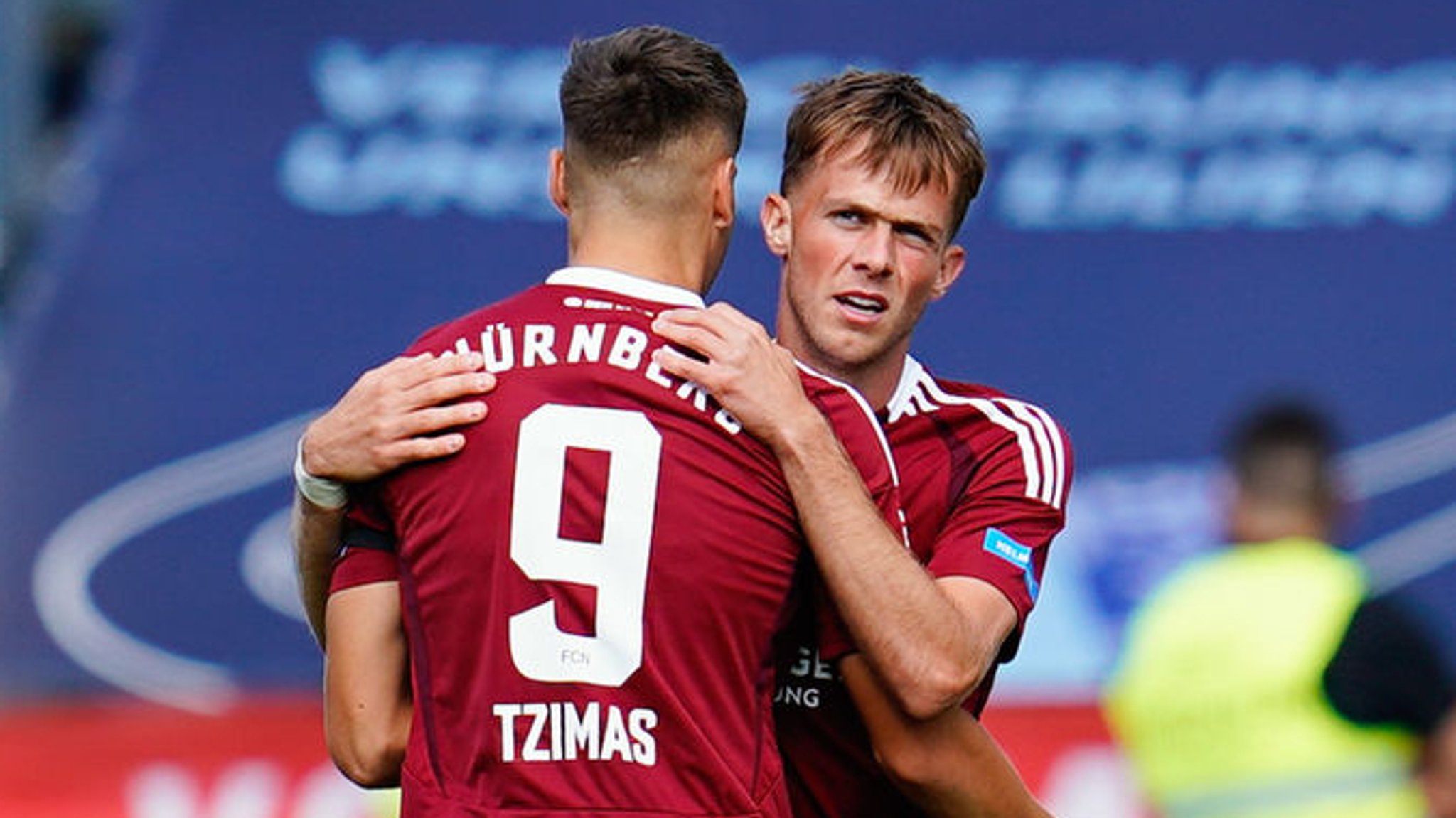 25.08.2024, Hessen, Darmstadt: Fußball: 2. Bundesliga, Darmstadt 98 - 1. FC Nürnberg, 3. Spieltag, Merck-Stadion am Böllenfalltor. Nürnbergs Torschütze Michal Sevcik (r) jubelt mit Nürnbergs Stefanos Tzimas über das Tor zum 1:1. Foto: Uwe Anspach/dpa - WICHTIGER HINWEIS: Gemäß den Vorgaben der DFL Deutsche Fußball Liga bzw. des DFB Deutscher Fußball-Bund ist es untersagt, in dem Stadion und/oder vom Spiel angefertigte Fotoaufnahmen in Form von Sequenzbildern und/oder videoähnlichen Fotostrecken zu verwerten bzw. verwerten zu lassen. +++ dpa-Bildfunk +++