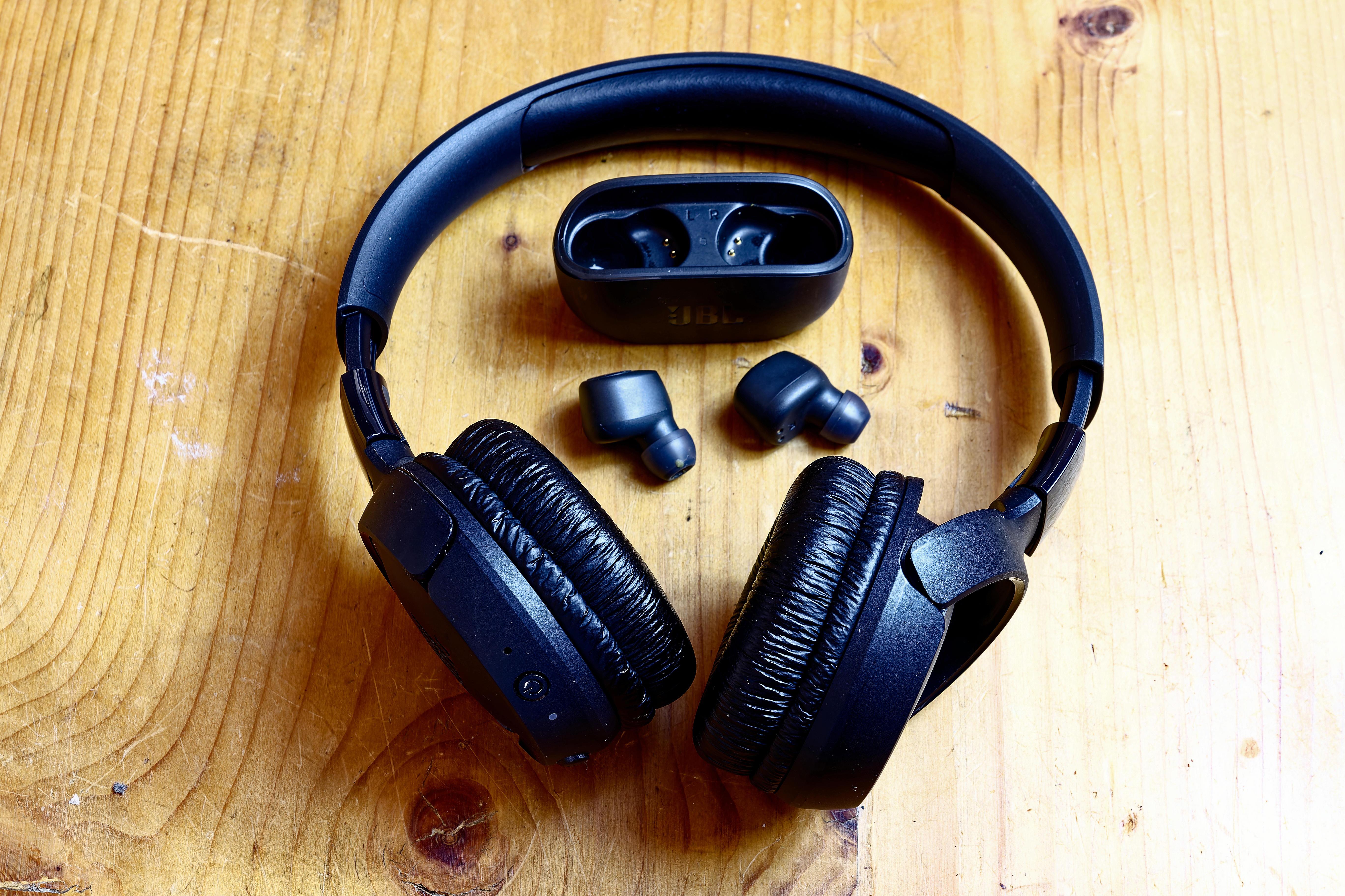 Zwei drahtlose Kopfhörer - In-Ear und Over-Ear 