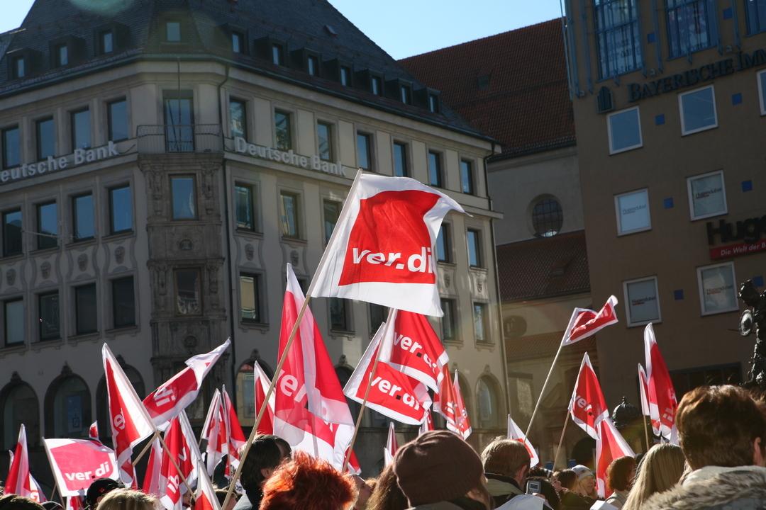 Mehrere Verdi-Flaggen auf einer Kundgebung der Gewerkschaft