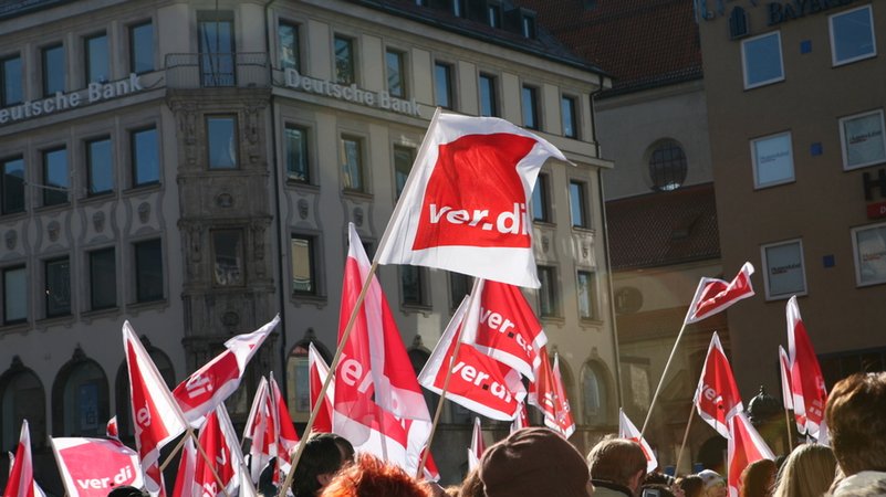 Mehrere Verdi-Flaggen auf einer Kundgebung der Gewerkschaft | Bild: BR Mehrere Verdi-Flaggen auf einer Kundgebung der Gewerkschaft