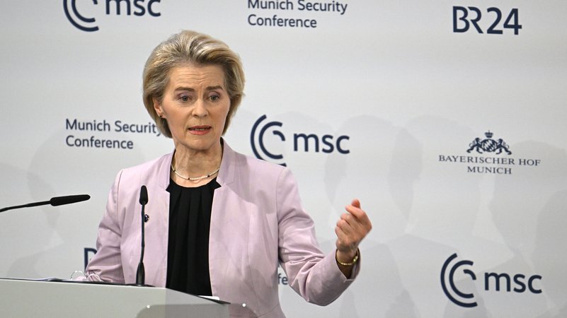 EU-Kommissionspräsident Ursula von der Leyen spricht am 14.02. bei der Münchner Sicherheitskonferenz | Bild: picture alliance/dpa | Boris Roessler EU-Kommissionspräsident Ursula von der Leyen spricht am 14.02. bei der Münchner Sicherheitskonferenz