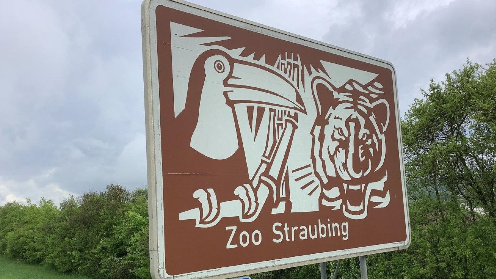 Werbeschild für den Tiergarten Straubing an der A3.