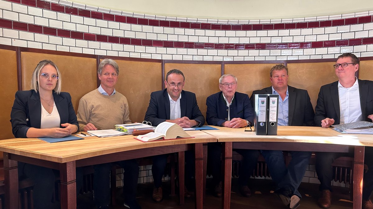Vertreter der Stadt Wörth mit Bürgermeister Josef Schütz (3.v.l), des Landratsamtes Regensburg und der Bürgerinitiative gegen das Polder-Projekt