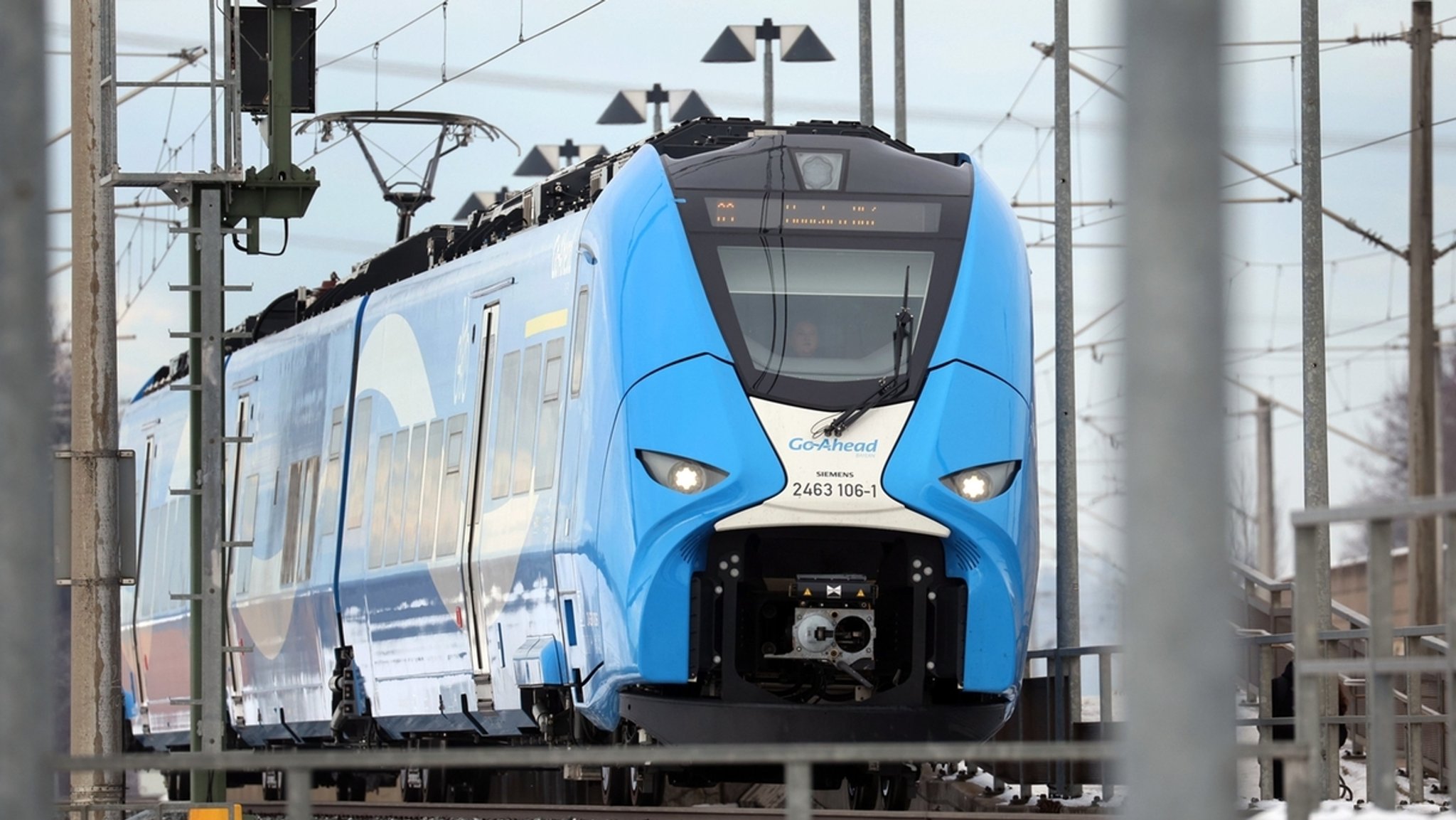 Streit zwischen Bahnpersonal: Pendlerzug stoppt auf der Strecke