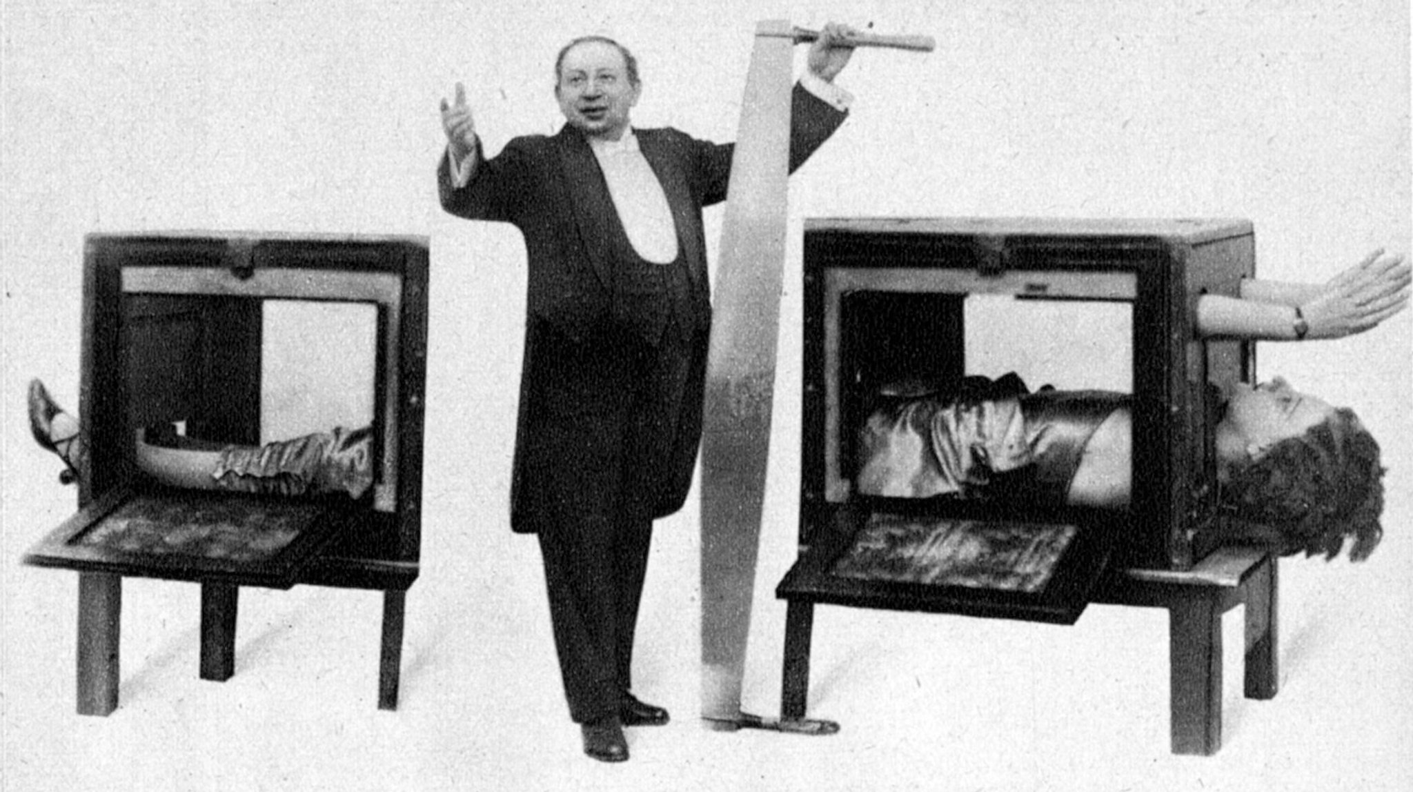 Der Variete-Künstler Horace Goldin zersägt 1925 im Hamburger Hansa-Theater seine Frau