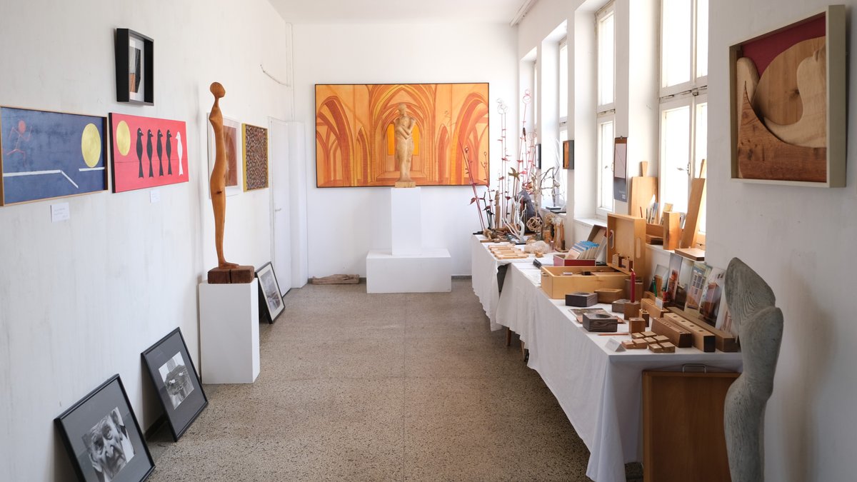 Einblick in die Galerie Gerhard Brauße im "Alten Schulhaus" im Kreis Deggendorf
