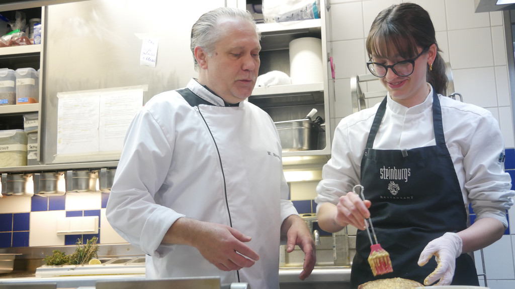 Conny Lea Kraus mit ihrem Ausbilder, dem Seniorküchenchef Michael Stimmler. 