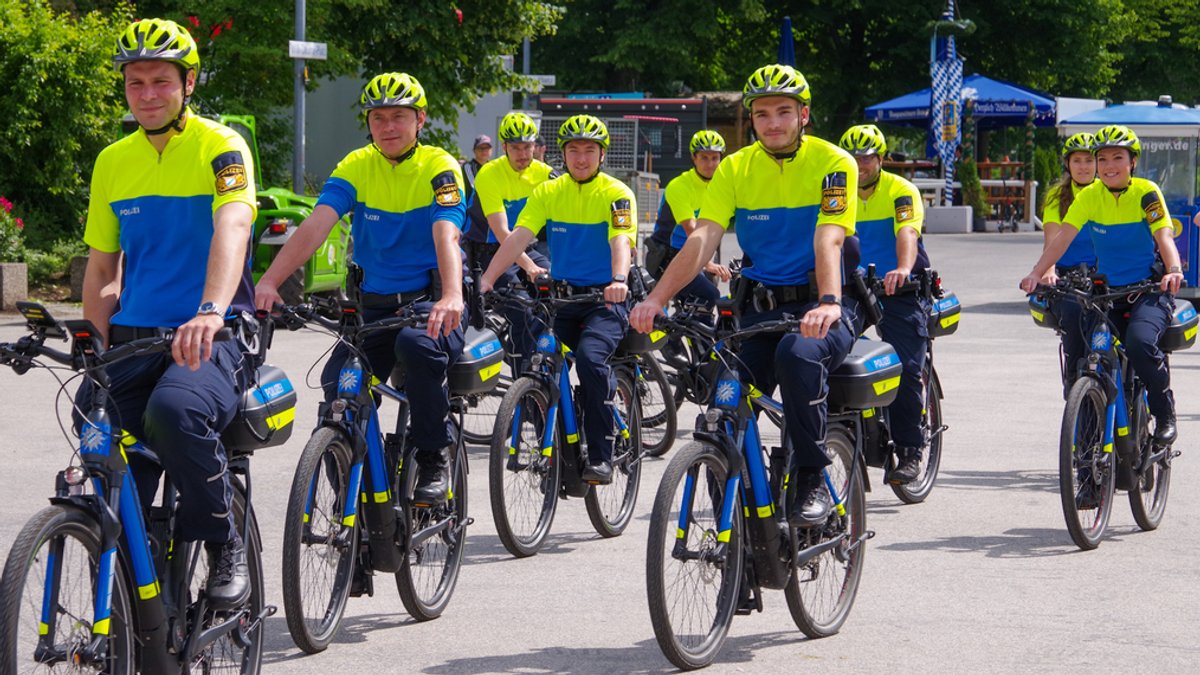Die neue hauptamtliche Fahrradstreife der Münchner Polizei beim Pressetermin im Olympiapark.
