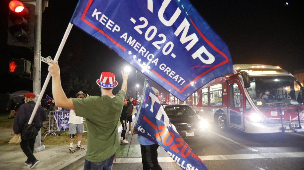 Anhänger von Präsident Trump ziehen mit Fahnen durch Beverly Hills.
