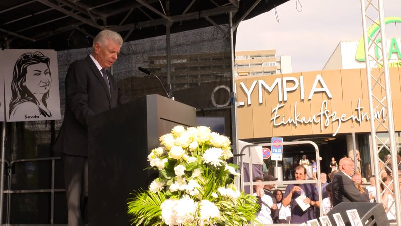 Gedenken an Opfer des OEZ-Attentats: Appelle und Forderungen | Bild: Bayerischer Rundfunk 2024 Gedenken an Opfer des OEZ-Attentats: Appelle und Forderungen