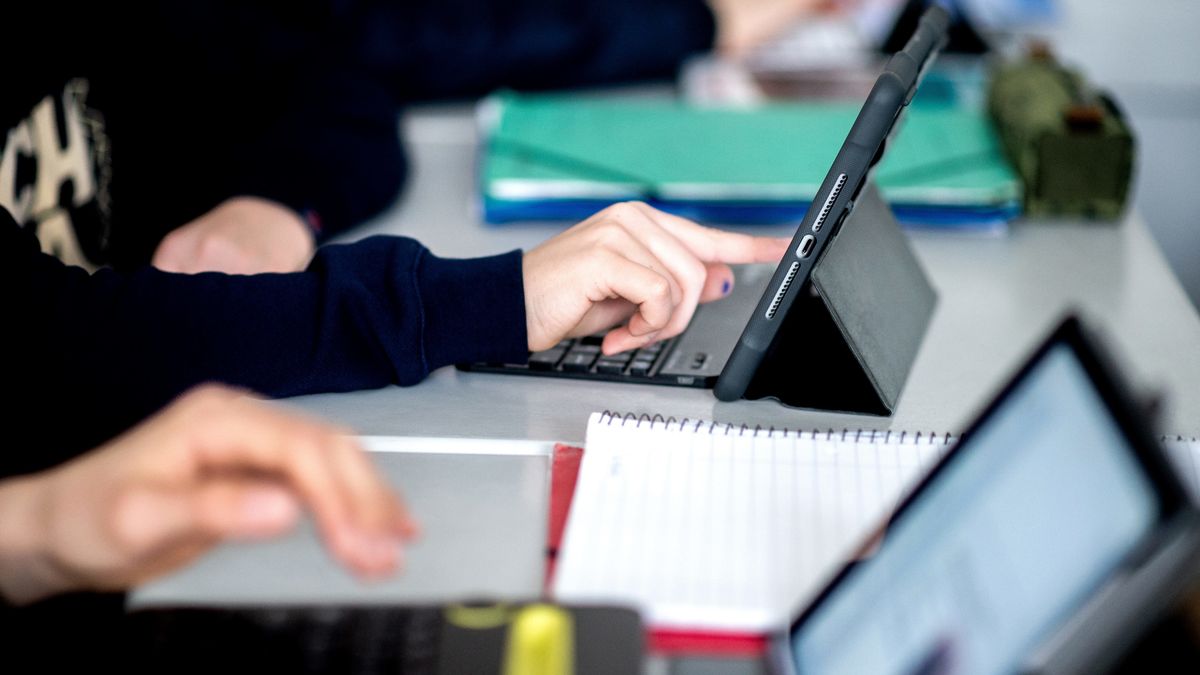 Corona Laptops Und Tablets Fur Bayerns Schulen Br24