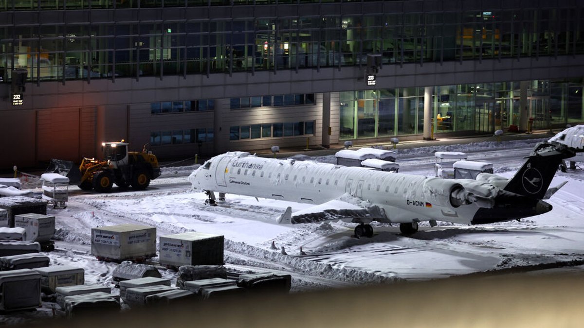 03.12.2023, Bayern, München: Eine Maschine der Lufthansa steht auf dem schneebedeckten Münchener Flughafen. Der Flughafen München hat am Sonntag um 06.00 Uhr seinen Flugbetrieb wieder aufgenommen. Wegen des heftigen Wintereinbruches in Bayern war der Flugbetrieb am Samstag vorübergehend eingestellt worden. Foto: Karl-Josef Hildenbrand/dpa +++ dpa-Bildfunk +++ | Bild: dpa-Bildfunk/Karl-Josef Hildenbrand 03.12.2023, Bayern, München: Eine Maschine der Lufthansa steht auf dem schneebedeckten Münchener Flughafen. Der Flughafen München hat am Sonntag um 06.00 Uhr seinen Flugbetrieb wieder aufgenommen. Wegen des heftigen Wintereinbruches in Bayern war der Flugbetrieb am Samstag vorübergehend eingestellt worden. Foto: Karl-Josef Hildenbrand/dpa +++ dpa-Bildfunk +++