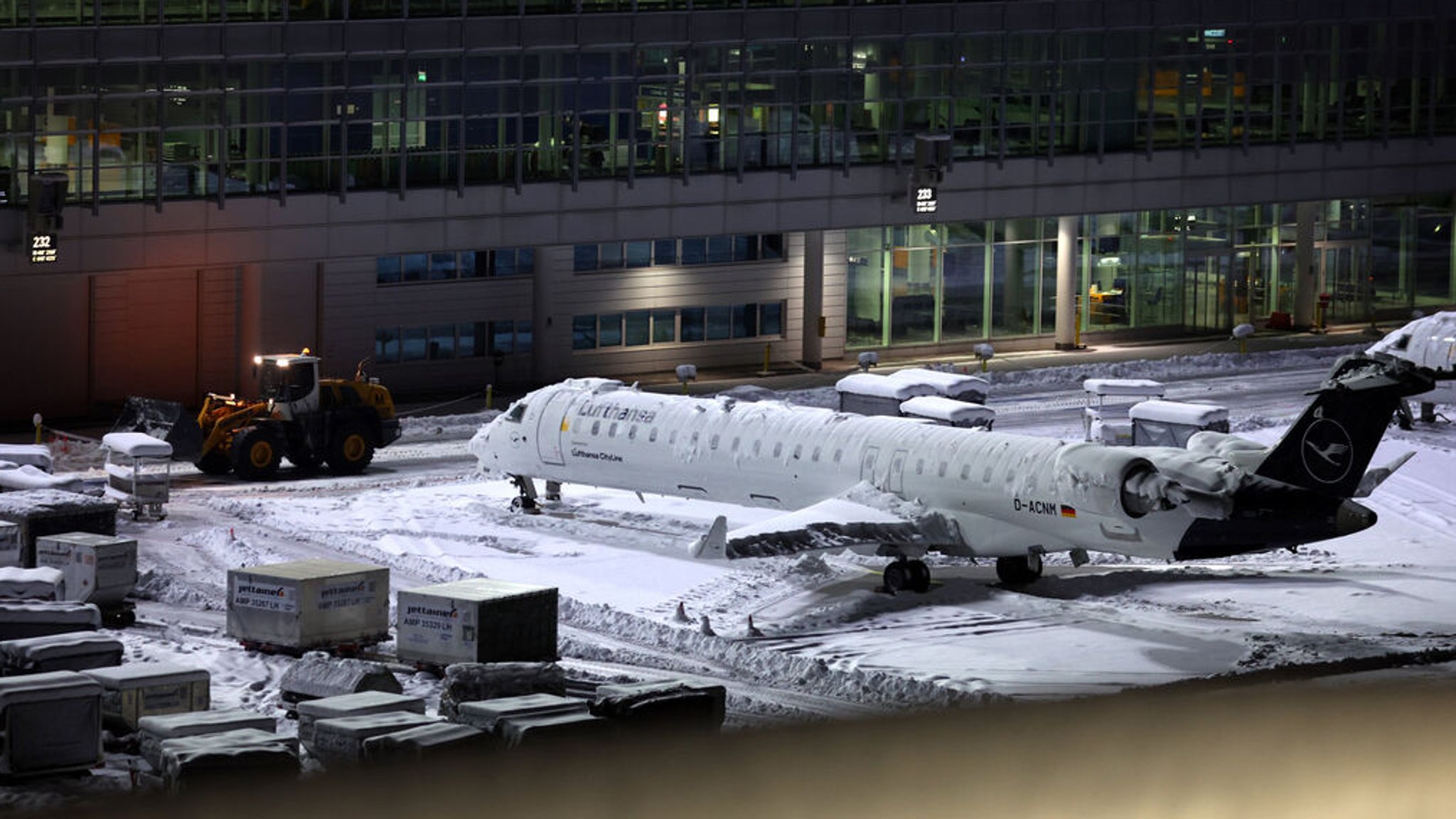 "Alle Flächen vereist": Flughafen München stellt Betrieb ein