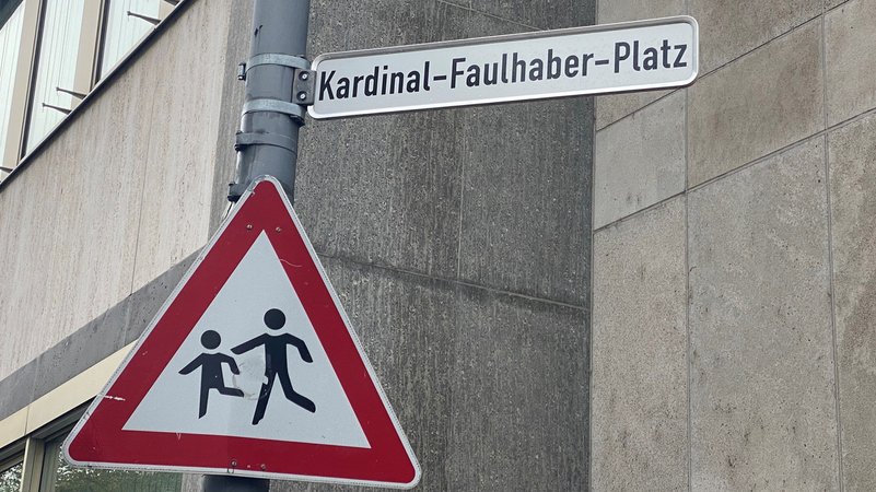 Straßenschild "Kardinal-Faulhaber-Platz" in Würzburg | Bild: BR / Cosima Martin Straßenschild "Kardinal-Faulhaber-Platz" in Würzburg