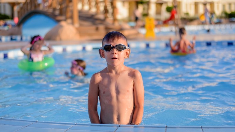 Chlor-Geruch im Schwimmbad entsteht in Kombination mit Urin. Hier planscht ein Junge im Freibad.