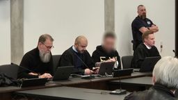 Der Angeklagte (3. von links) mit seinen Anwälten im Gerichtssaal | Bild:BR/Martin Hähnlein