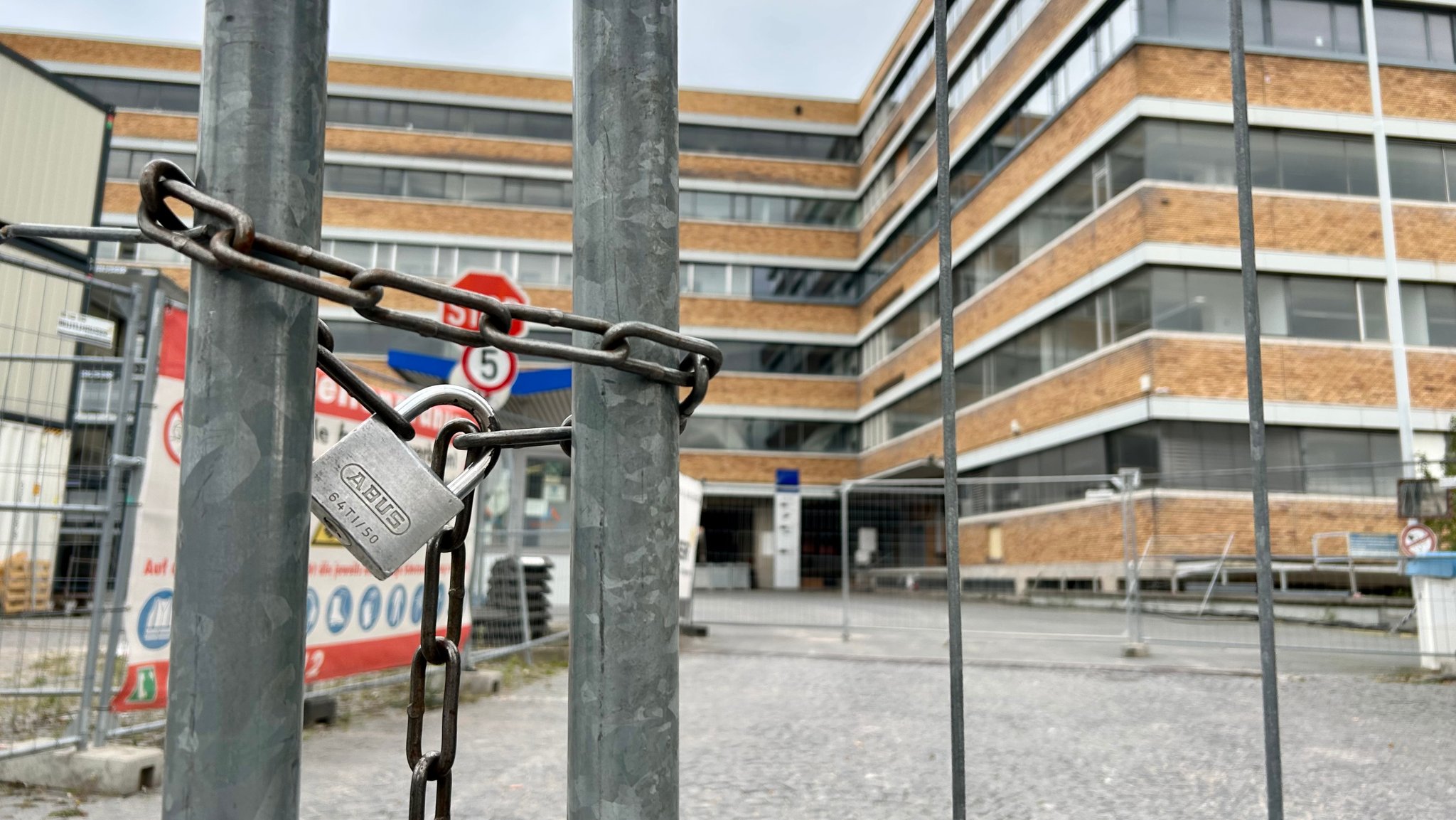 Mit Kette verschlossenes Baustellentor an der Baustelle am ehemaligen Quelle-Kaufhaus "The Q".