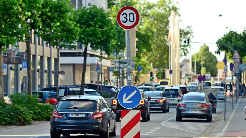 Tempo 30 innerorts fordert die Gewerkschaft der Polizei zum besseren Schutz von Fußgängern. Im Bild eine Tempo-30-Zone in Heidelberg (2021). | Bild: picture alliance / Daniel Kubirski Tempo 30 innerorts fordert die Gewerkschaft der Polizei zum besseren Schutz von Fußgängern. Im Bild eine Tempo-30-Zone in Heidelberg (2021).