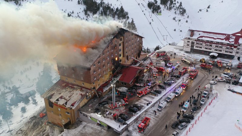Eine Luftaufnahme des Gebiets, während Feuerwehrleute versuchen, den Brand zu löschen, in einem Hotel im Bolu Kartalkaya Ski Center. | Bild: picture alliance / Anadolu | Mehmet Emin Gurbuz Eine Luftaufnahme des Gebiets, während Feuerwehrleute versuchen, den Brand zu löschen, in einem Hotel im Bolu Kartalkaya Ski Center.