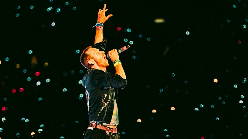 Coldplay-Sänger Chris Martin während eines Auftritts 2024 (Symbolbild) | Bild: picture alliance / ZUMAPRESS.com | Kimberley Ross - Press Office Handout Coldplay-Sänger Chris Martin während eines Auftritts 2024 (Symbolbild)