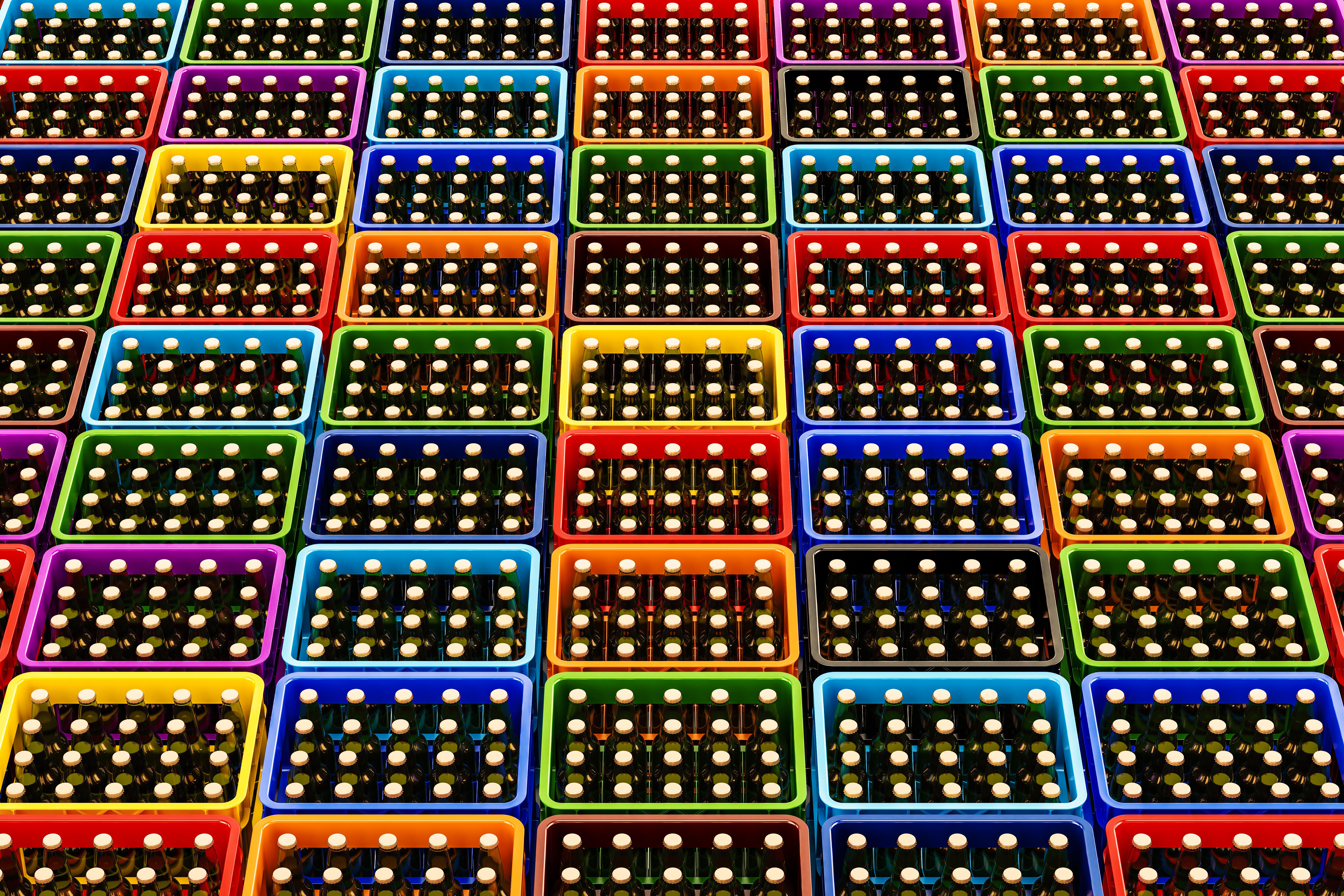 Viele bunte Bierkisten