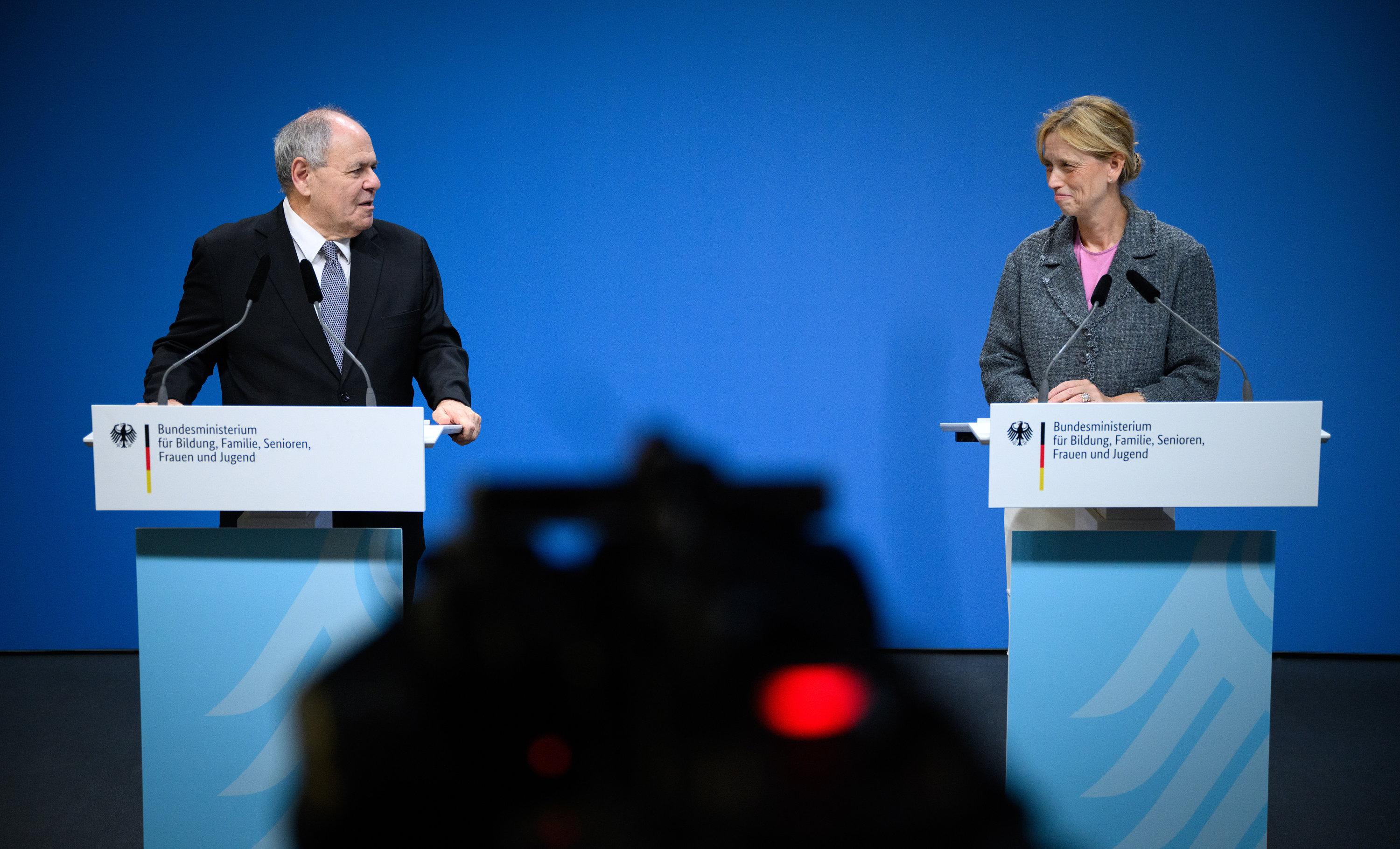 Karin Prien (r, CDU), Bundesministerin für Bildung, Familie, Senioren, Frauen und Jugend, stellt zusammen mit Dani Dayan, Vorsitzender von Yad Vashem, bei einer Pressekonferenz in Berlin drei potenzielle Standorte für die Errichtung eines Holocaust-Bildungszentrums in Deutschland vor.