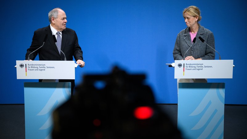 Karin Prien (r, CDU), Bundesministerin für Bildung, Familie, Senioren, Frauen und Jugend, stellt zusammen mit Dani Dayan, Vorsitzender von Yad Vashem, bei einer Pressekonferenz in Berlin drei potenzielle Standorte für die Errichtung eines Holocaust-Bildungszentrums in Deutschland vor. | Bild: dpa-Bildfunk/Bernd von Jutrczenka Karin Prien (r, CDU), Bundesministerin für Bildung, Familie, Senioren, Frauen und Jugend, stellt zusammen mit Dani Dayan, Vorsitzender von Yad Vashem, bei einer Pressekonferenz in Berlin drei potenzielle Standorte für die Errichtung eines Holocaust-Bildungszentrums in Deutschland vor.