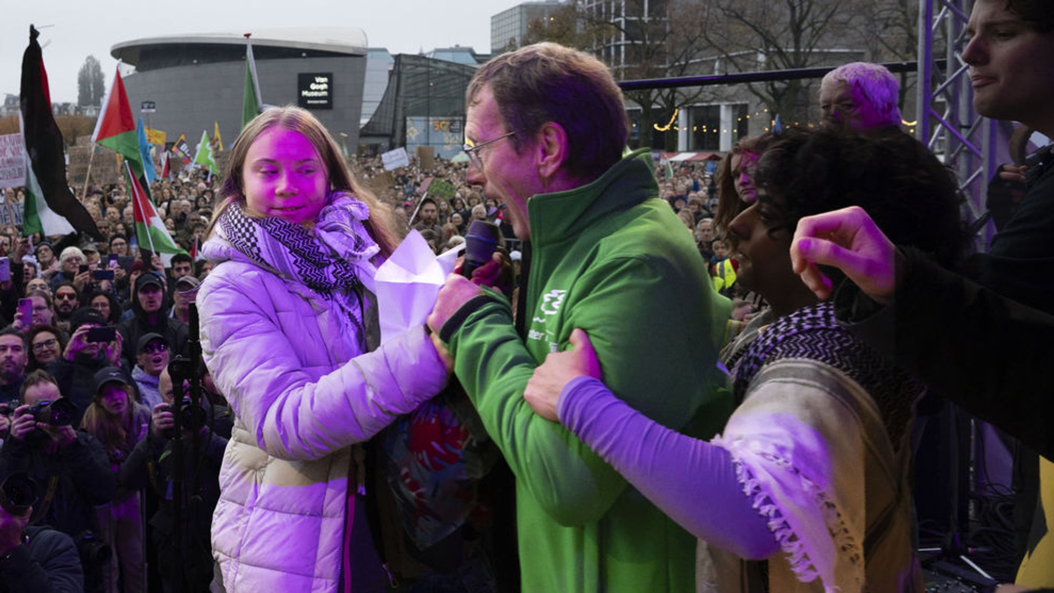 Greta Thunberg (l) wird von einem Klimaaktivisten unterbrochen, nachdem sie ihre Solidarität mit den Palästinensern zum Ausdruck gebracht hatte.