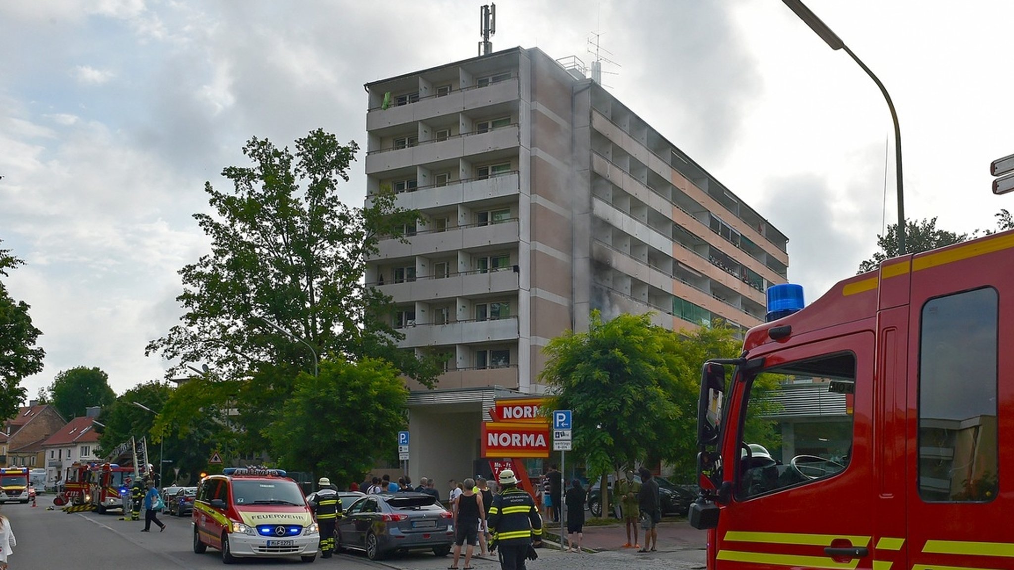 Rauch quillt aus dem brennenden Appartement im zweiten Stock.