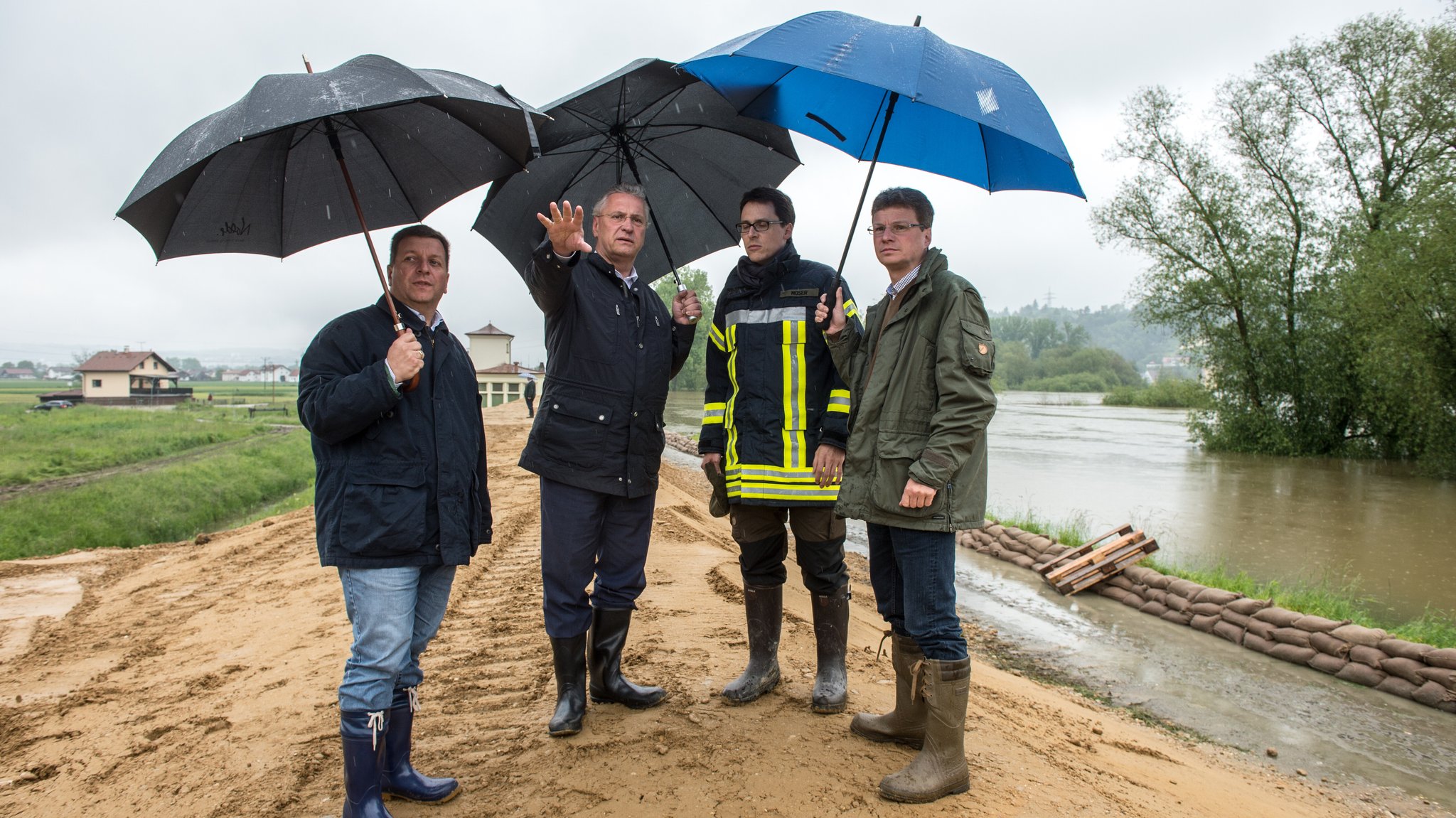 Landrat von Deggendorf Bernreiter (l-r, alle CSU), Bayerns Innenminister der Oberbürgermeister von Deggendorf und der Kultusstaatssekretär