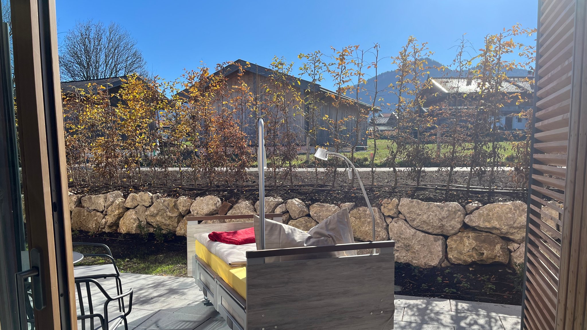 Die Krankenbetten im Oberland Hospiz kann man auf die Terrasse schieben. | Bild: BR/Julia Haderecker Die Krankenbetten im Oberland Hospiz kann man auf die Terrasse schieben.