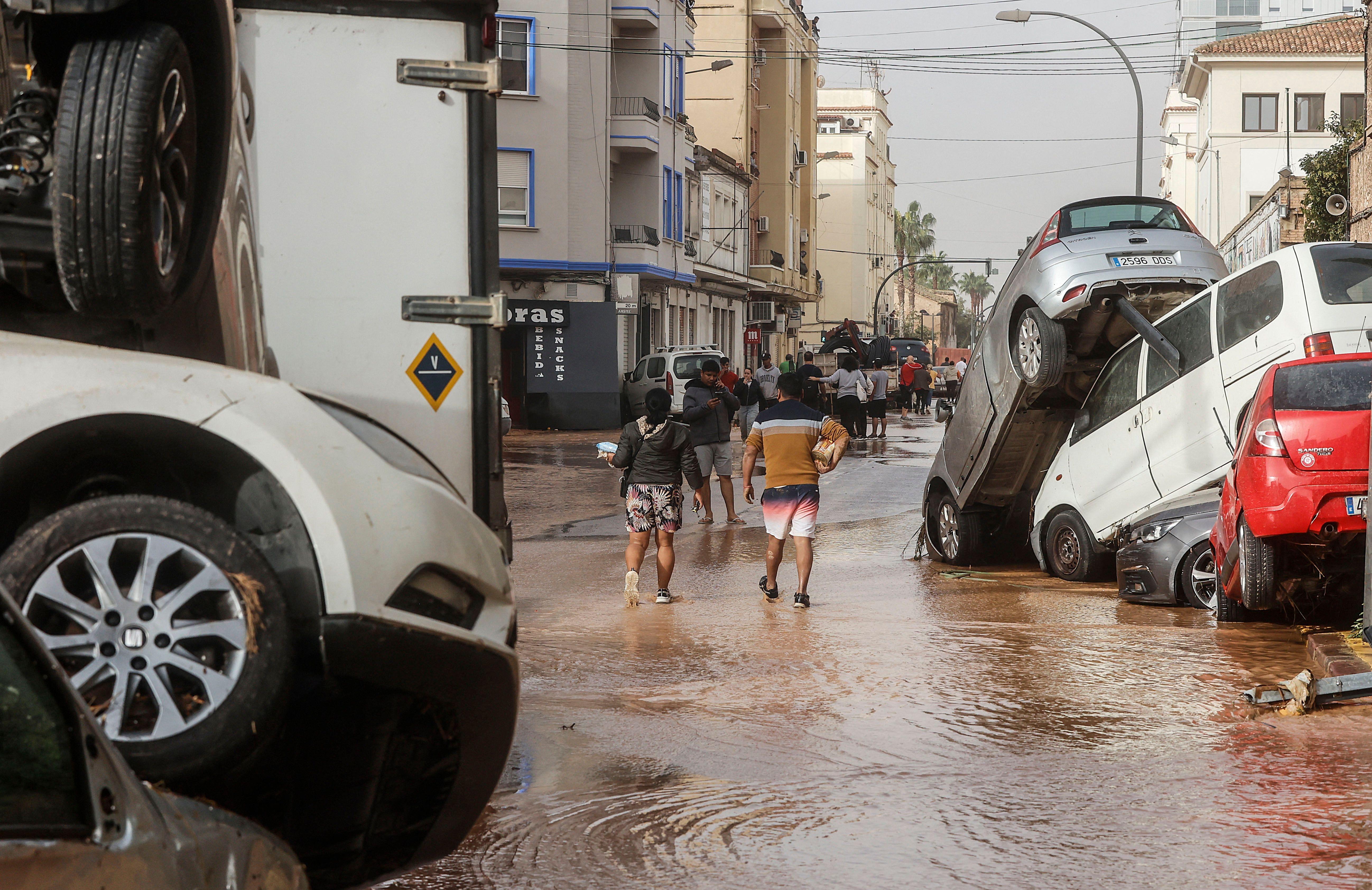 Überschwemmte Gebäude und Autos, die von den Wassermassen mitgerissen werden - die Provinz Valencia kämpft gegen ein historisches Unwetter.
