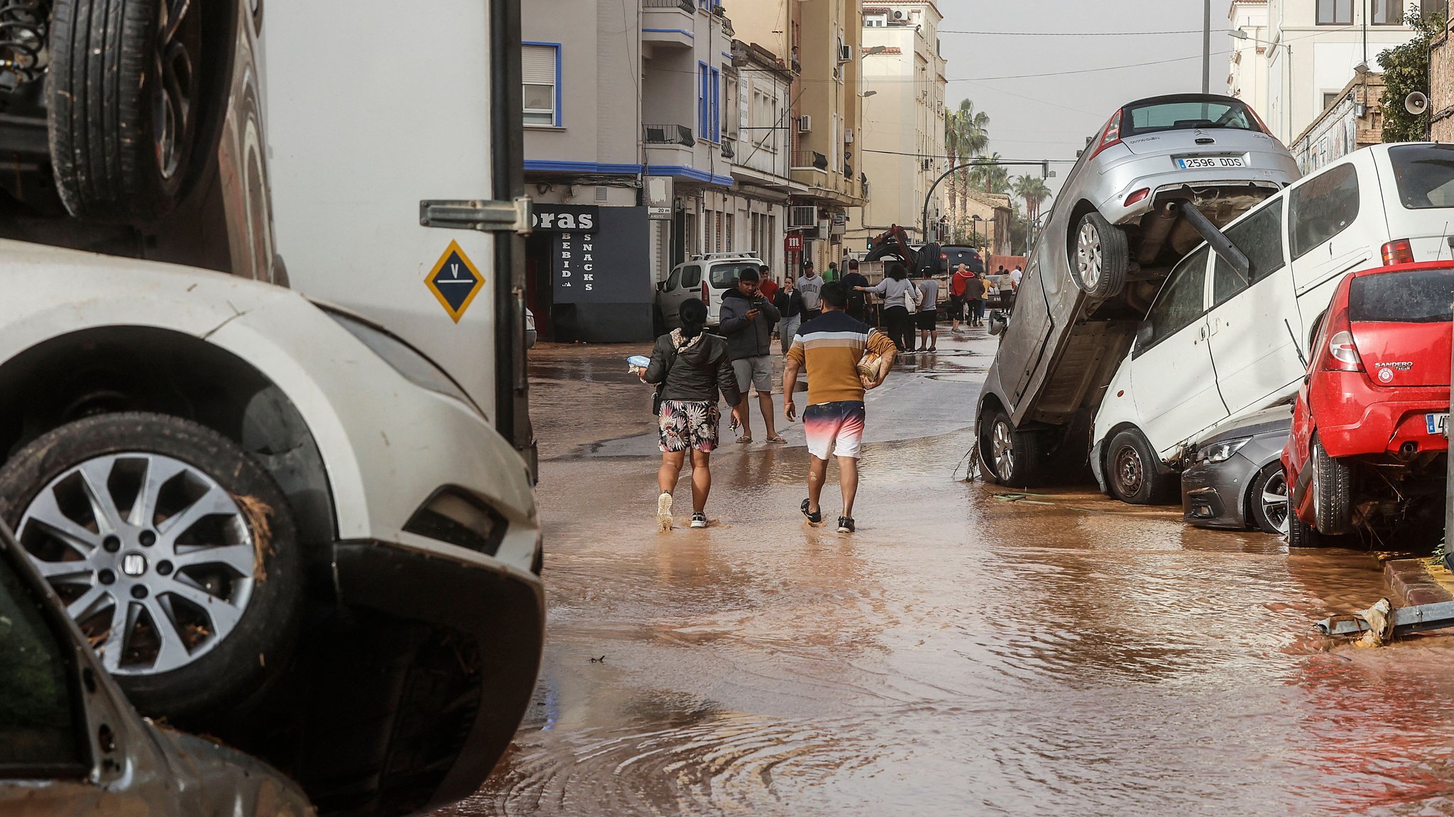 Überschwemmte Gebäude und Autos, die von den Wassermassen mitgerissen werden - die Provinz Valencia kämpft gegen ein historisches Unwetter.