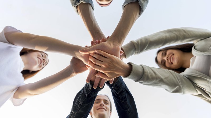 Das Programm "Demokratie leben!" fördert nach eigenen Angaben zivilgesellschaftliches Engagement für ein vielfältiges und demokratisches Miteinander sowie die Arbeit gegen Radikalisierungen und Polarisierungen in der Gesellschaft. | Bild: Picture Alliance/imagebroker/Oleksandr Latkun Das Programm "Demokratie leben!" fördert nach eigenen Angaben zivilgesellschaftliches Engagement für ein vielfältiges und demokratisches Miteinander sowie die Arbeit gegen Radikalisierungen und Polarisierungen in der Gesellschaft.