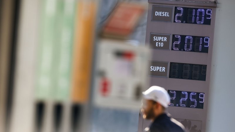 (Symbolbild) Ein Mann läuft an einem Preismasten einer Tankstelle vorbei | Bild: dpa-Bildfunk/Christoph Reichwein (Symbolbild) Ein Mann läuft an einem Preismasten einer Tankstelle vorbei