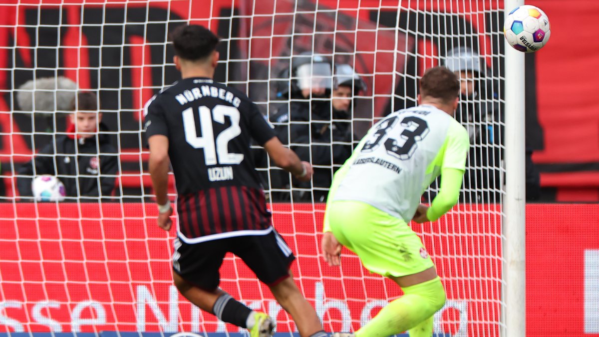 Spielszene 1. FC Nürnberg - 1. FC Kaiserslautern: Can Uzun trifft zum 1:1-Ausgleich