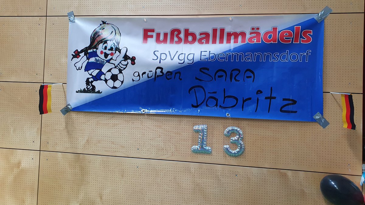 Auf einem Plakat grüßt der heimische Sportverein Sara Däbritz