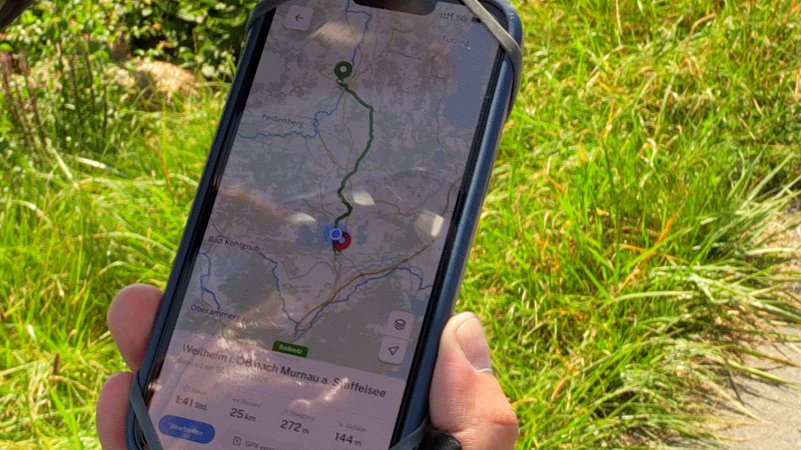 Smartphone mit einer Landkarte. | Bild: BR / Melina Eisenmann Smartphone mit einer Landkarte.