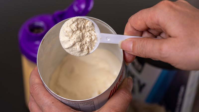 Eine Hand, die mit einem Löffel Pulver aus einer Dose holt | Bild: picture alliance / M.i.S. | Bernd Feil Eine Hand, die mit einem Löffel Pulver aus einer Dose holt